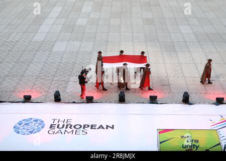 Cracovia, Polonia. 21st giugno, 2023. La bandiera della Polonia entra nello stadio Henryk Reyman durante la cerimonia di apertura dei Giochi europei 2023 a Cracovia, Polonia il 21st giugno ( Credit: Mickael Chavet/Alamy Live News Foto Stock