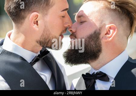 GGay bacio al matrimonio. Matrimonio coppia gay baciare teneri. Primo piano ritratto di gay baciato insieme durante la cerimonia nuziale. Coppia omosessuale Foto Stock