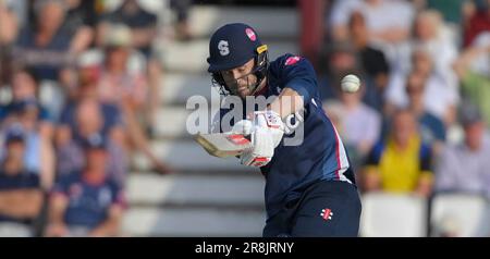 Northampton 21-Giugno 2023 : Lewis McManus del Northamptonshire durante la partita di Blast Vitality T20 tra Northamptonshire Steelbacks e Derbyshire Falcons al County Ground Northampton Inghilterra . Foto Stock