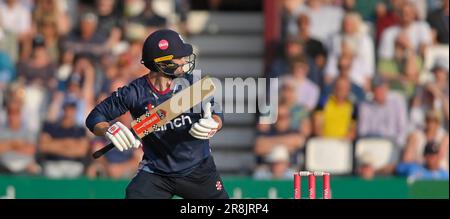 Northampton 21-Giugno 2023 :Lewis McManus del Northamptonshire durante la partita di Blast Vitality T20 tra Northamptonshire Steelbacks e Derbyshire Falcons al County Ground Northampton Inghilterra . Foto Stock