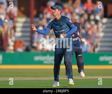 Northampton 21-Giugno 2023 :Wayne Madsen di Derbyshire Falcons con gli occhi sulla palla durante la Vitality T20 Blast Match tra Northamptonshire Steelbacks vs Derbyshire Falcons al County Ground Northampton Inghilterra . Foto Stock