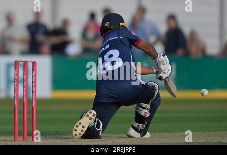 Northampton 21-Giugno 2023 : Saif Zaibo del Northamptonshire durante la partita di Blast Vitality T20 tra Northamptonshire Steelbacks e Derbyshire Falcons al County Ground Northampton Inghilterra . Foto Stock