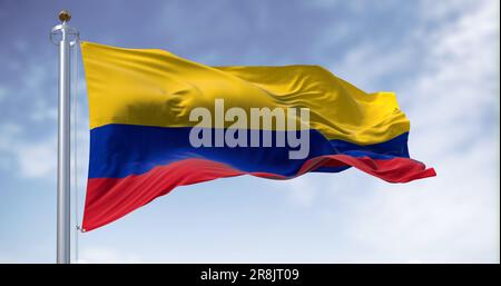 La bandiera nazionale della Colombia sventola nel vento in una giornata limpida. Tricolore orizzontale di giallo (doppia larghezza), blu e rosso. Paese sudamericano. 3d illu Foto Stock