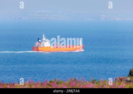 La petroliera Ursula Essberger al largo della costa di Skomer, un'isola del Pembrokeshire, vicino a Marloes e St Brides nel Galles occidentale, famosa per la sua fauna selvatica Foto Stock