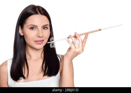 Donna che usa il porta-sigaretta lungo per fumare isolato su bianco Foto Stock