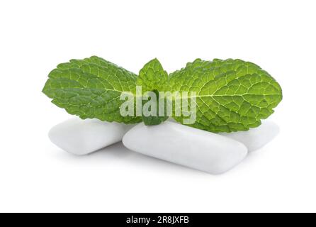 Tre pezzi di gomma da masticare e menta su sfondo bianco Foto Stock