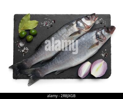 Gustosi pesci di spigola e ingredienti isolati su bianco, vista dall'alto Foto Stock