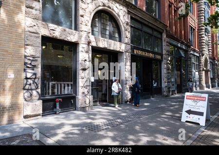 Seattle, Stati Uniti. 21 Giu, 2023. Graffiti freschi in Pioneer Square per affari. La polizia di Seattle ha iniziato a rifiutare di arrestare e far rispettare la legge SMC 12A.080,020 sulla distruzione della proprietà dei graffiti e dei misdemeanor di Seattle, dopo un governo statunitense Il giudice del tribunale distrettuale ha emesso un'ingiunzione preliminare per quanto riguarda la legge che cita la vaghezza che mette in pericolo la libertà di parola e la minaccia di censura. Questo fa seguito al acceso arresto nel 2021 di manifestanti che usano il gesso in una protesta di giustizia sociale nel centro del centro cittadino. James Anderson/Alamy Live News Foto Stock