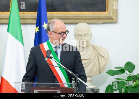 Roma, Italia. 21st giugno, 2023. Il sindaco di Roma Roberto Gualtieri incontra i giornalisti nella Sala della Protomoteca del Campidoglio di Roma (Foto di Matteo Nardone/Pacific Press) Credit: Pacific Press Media Production Corp./Alamy Live News Foto Stock