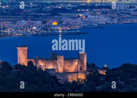 Castello di Bellver e baia di Palma in ore blu e notte, vista dal punto panoramico di Na Burguesa (Maiorca, Isole Baleari, Spagna) Foto Stock