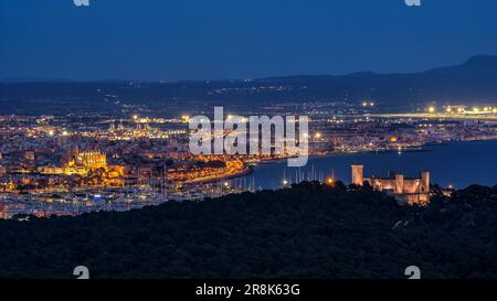 Castello di Bellver e baia di Palma in ore blu e notte, vista dal punto panoramico di Na Burguesa (Maiorca, Isole Baleari, Spagna) Foto Stock