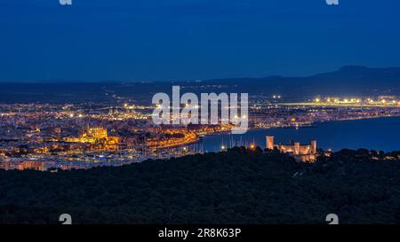 Castello di Bellver e baia di Palma in ore blu e notte, vista dal punto panoramico di Na Burguesa (Maiorca, Isole Baleari, Spagna) Foto Stock