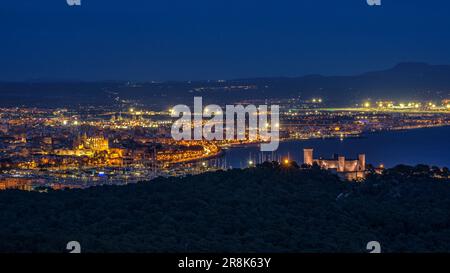 Castello di Bellver e baia di Palma di notte, visto dal punto panoramico di Na Burguesa (Maiorca, Isole Baleari, Spagna), spagnolo: Castillo de Bellver y Palma Foto Stock