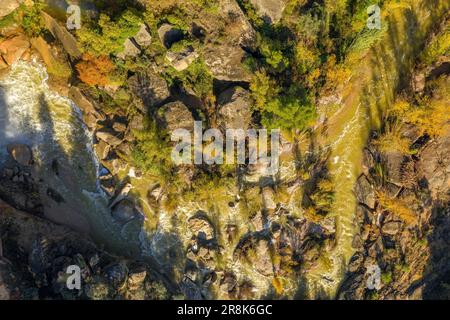 Veduta aerea della cascata Portellada dopo forti piogge in autunno (Matarraña, Teruel, Aragona, Spagna) ESP: Vista aérea del salto de la Portellada Foto Stock