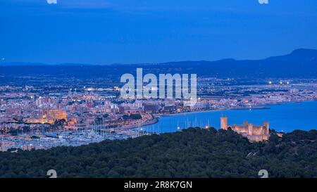 Città di Palma di Maiorca, castello e collina Bellver al crepuscolo e ora blu. Vista dal punto panoramico di Na Burguesa (Maiorca, Isole Baleari) Foto Stock