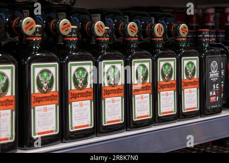 Andernach Germania 04.01.2020 Chiudiare le file di bottiglie isolate Jaegermeister Spirit in scaffale del supermercato tedesco. Foto Stock
