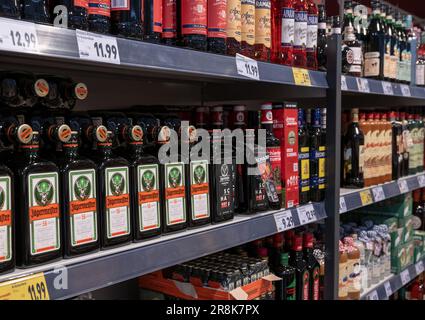 Andernach Germania 04.01.2020 Chiudiare le file di bottiglie isolate Jaegermeister Spirit in scaffale del supermercato tedesco. Foto Stock