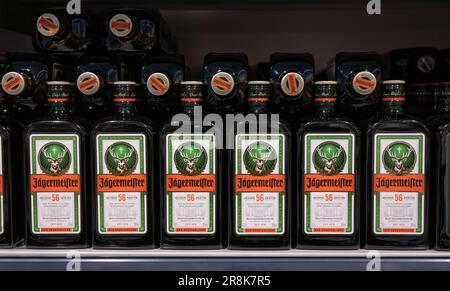 Andernach Germania 04.01.2020 Chiudiare le file di bottiglie isolate Jaegermeister Spirit in scaffale del supermercato tedesco. Foto Stock