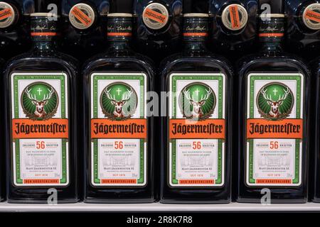 Andernach Germania 04.01.2020 Chiudiare le file di bottiglie isolate Jaegermeister Spirit in scaffale del supermercato tedesco. Foto Stock