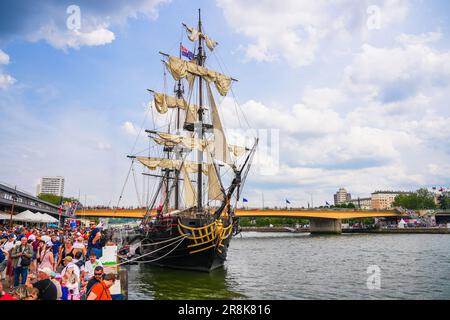 Rouen, Francia - 17 giugno 2023 : Bow del 'Etoile du Roy' ('Stella del re'), una replica francese di fregata a tre alberi ormeggiata sulle banchine della Senna in Foto Stock