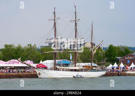 Rouen, Francia - 17 giugno 2023: Corteccia a tre alberi 'le Franais' ('il francese') che serviva come nave di rifornimento per la Groenlandia, ormeggiata sulle banchine di Foto Stock