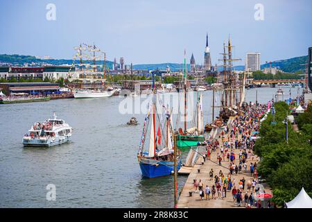 Rouen, Francia - 17 giugno 2023: Vecchie navi a vela ormeggiate sulle banchine della Senna a Rouen in Normandia per l'Armada, un popolare incontro internazionale Foto Stock