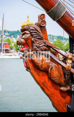 Rouen, Francia - 17 giugno 2023: Figurehead del 'Shtandart', una replica di una fregata che è stato il fiore all'occhiello di una flotta comandata dallo zar Pietro il Gra Foto Stock