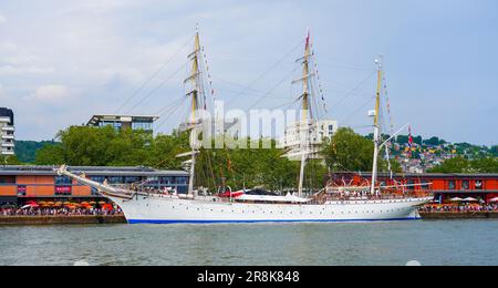 Rouen, Francia - 17 giugno 2023: Barque norvegese a tre alberi 'Statsraad Lehmkuhl' ormeggiato sulle banchine della Senna a Rouen in Normandia per l'Armada Foto Stock