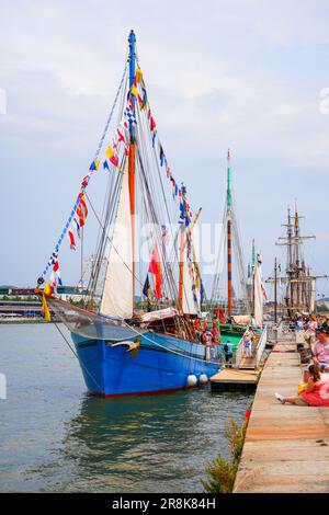 Rouen, Francia - 17 giugno 2023: Barca di aragosta francese con scafo di quercia 'tante fine' ormeggiata sulle banchine della Senna a Rouen in Normandia per l'Armada 2023 Foto Stock