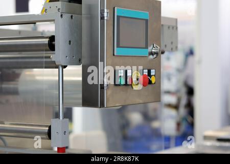 Pannello di controllo della macchina automatica per la sigillatura di vassoi alimentari in plastica. Messa a fuoco selettiva. Foto Stock