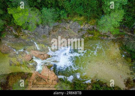 Vista aerea di Zenithal del Toll del Vidre nel fiume Algars, nel parco naturale Els Ports/Los Puertos, con un grande flusso dopo forti piogge Foto Stock