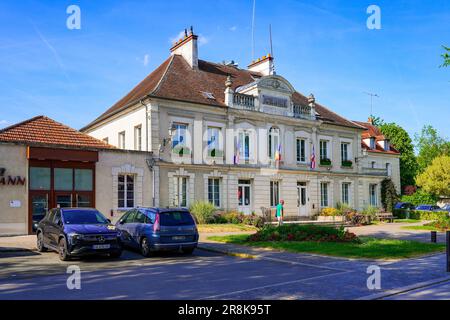 Municipio di Crécy la Chapelle, un villaggio del dipartimento francese di Seine et Marne nella regione di Parigi spesso soprannominato 'piccola Venezia di Brie' a causa della Th Foto Stock