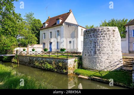 Casa costruita accanto alle rovine di una torre medievale di fortificazione presso il fiume Grand Morin a Crécy la Chapelle, un villaggio di Seine et Marne a Parigi reg Foto Stock