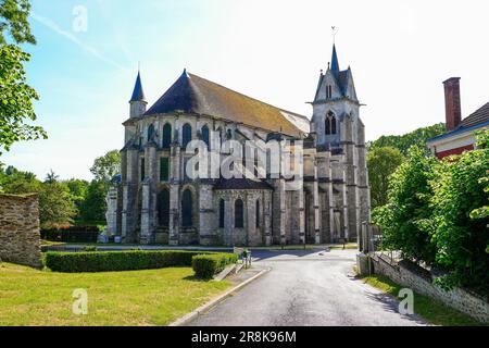 Chevet della Collegiata di nostra Signora dell'Assunzione nella città rurale di Crécy la Chapelle nel dipartimento francese di Seine et Marne a Par Foto Stock