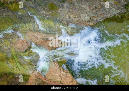 Vista aerea di Zenithal del Toll del Vidre nel fiume Algars, nel parco naturale Els Ports/Los Puertos, con un grande flusso dopo forti piogge Foto Stock