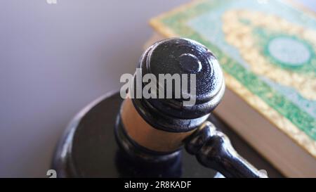 Gavel e Quran con spazio copia. Sharia o concetto di legge islamica Foto Stock