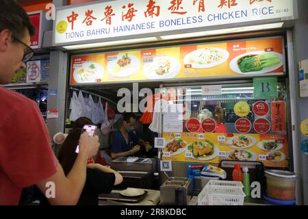Banco di riso con pollo disossato Tiong Bahru Hainanese con adesivi Guida Michelin, Tiong Bahru Hawker Food Centre, Singapore. No MR o PR Foto Stock