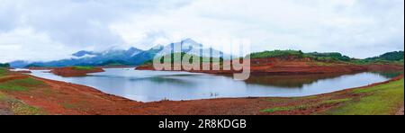 Uno splendido paesaggio panoramico dalla diga di Banasura sagar nei Ghati occidentali, Kerala, la seconda diga di terra più grande dell'Asia Foto Stock