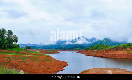 Uno splendido paesaggio panoramico dalla diga di Banasura sagar nei Ghati occidentali, Kerala, la seconda diga di terra più grande dell'Asia Foto Stock