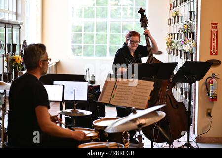 Oakland, California, Stati Uniti. 21 giu 2023. DuoB. Si esibisce presso il Giardino della memoria, un evento musicale all'avanguardia che si tiene ogni estate solstizio presso la Cappella dei Chimes. Justin Bentinen/Alamy Live News Foto Stock