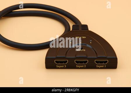 Selettore multiplo HDMI isolato su sfondo giallo. Foto Stock