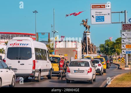 5 novembre 2022, Antalya, Turchia: Automobili in piedi in grande traffico con paesaggio urbano sullo sfondo Foto Stock