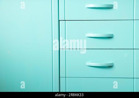 armadio da cucina come sfondo dipinto in colore turchese primo piano, porta armadio da cucina Foto Stock