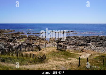 sentiero di sabbia accesso costa rocce ingresso spiaggia oceano atlantico mare in bretagna francese Foto Stock