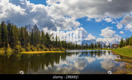 Lago d'Antorno, un piccolo lago di montagna nelle Dolomiti italiane. Si trova a nord della provincia di Belluno, vicino alla città di Mis Foto Stock