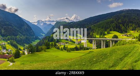 Un'immagine panoramica 2:1 dal passo del Brennero, in breve Brennero; (passo del Brennero), un passo alpino che attraversa le Alpi e che ne costituisce il confine Foto Stock