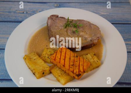 Ricetta per arrosto di maiale con salsa di senape, patate speziate al forno  e confit all'aglio Foto stock - Alamy