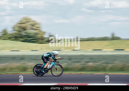 Darlington, Regno Unito. 21st giugno, 2023. Foto di Zac Williams/SWpix.com- 21/06/2023 - Ciclismo - 2023 Campionato britannico di strada Nazionale - Croft Circuit, Darlington, Inghilterra - Elite Women's Time Trial - Life Plus Wahoo. Credit: SWpix/Alamy Live News Foto Stock