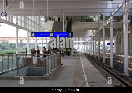 Bandung, Giava Occidentale, Indonesia. 22nd giugno, 2023. I membri del personale hanno visto alla stazione ferroviaria di Tegalluar a Bandung. Il treno ad alta velocità Jakarta-Bandung (KCJB) è destinato a diventare operativo a metà agosto con l'operatore che sostiene che il progetto è stato completato al 91%. Durante l'ultima prova il treno ha raggiunto la velocità massima di 385 chilometri all'ora. (Credit Image: © Algi Libri Sugita/ZUMA Press Wire) SOLO PER USO EDITORIALE! Non per USO commerciale! Foto Stock