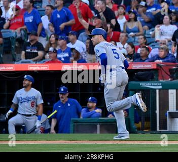 Anaheim, Stati Uniti. 21st giugno, 2023. Los Angeles Dodgers Freddie Freeman arrotonda le basi dopo aver colpito una corsa in casa da solista per centrarsi al largo di Los Angeles Angels iniziando la caraffa Shohei Ohtani durante la quarta edizione all'Angel Stadium di Anaheim, California, mercoledì 21 giugno 2023. Foto di Jim Ruymen/UPI Credit: UPI/Alamy Live News Foto Stock